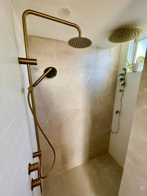 דירות גולד קוסט Chic Beachside Getaway 2Br 2Bath Fully Equipped מראה חיצוני תמונה